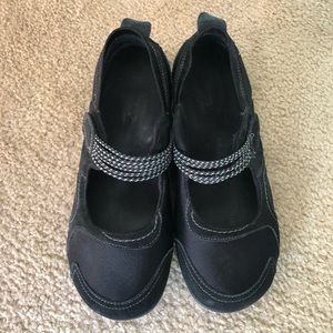 Comfy black fabric loafer with elastic Mary Jane straps